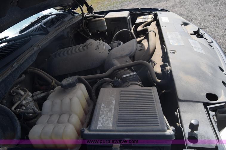 image for item L3794 2002 Chevrolet Silverado 2500HD Ext. Cab pickup truck