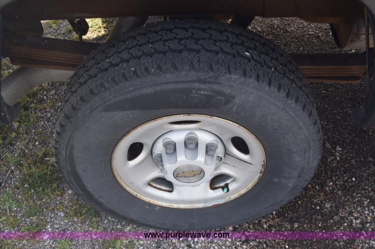 image for item L3794 2002 Chevrolet Silverado 2500HD Ext. Cab pickup truck