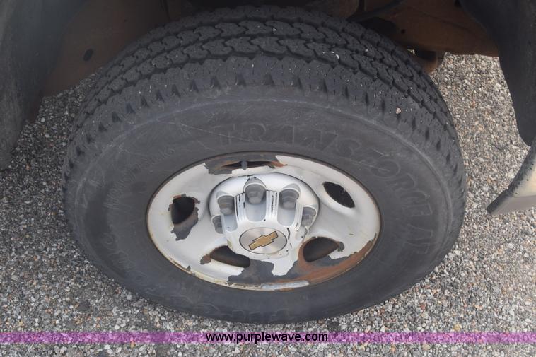 image for item L3794 2002 Chevrolet Silverado 2500HD Ext. Cab pickup truck