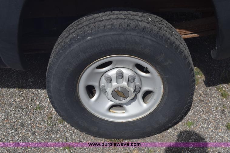 image for item L3794 2002 Chevrolet Silverado 2500HD Ext. Cab pickup truck