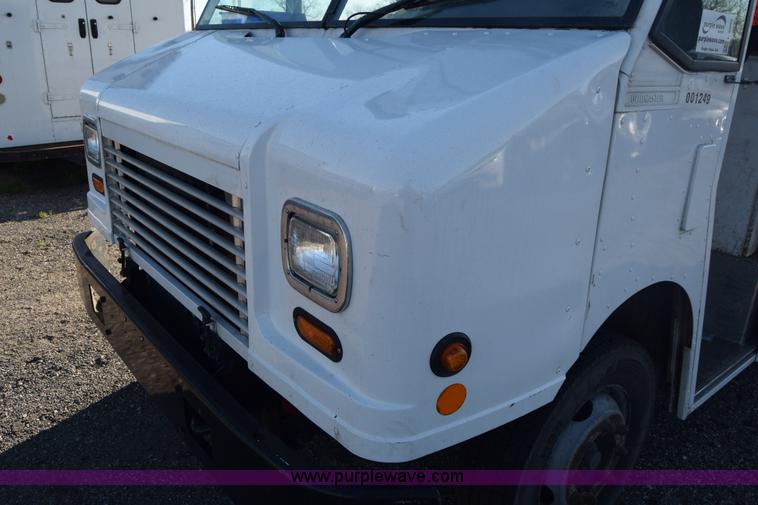 image for item L3802 2006 Freightliner MT55 Utilimaster delivery truck