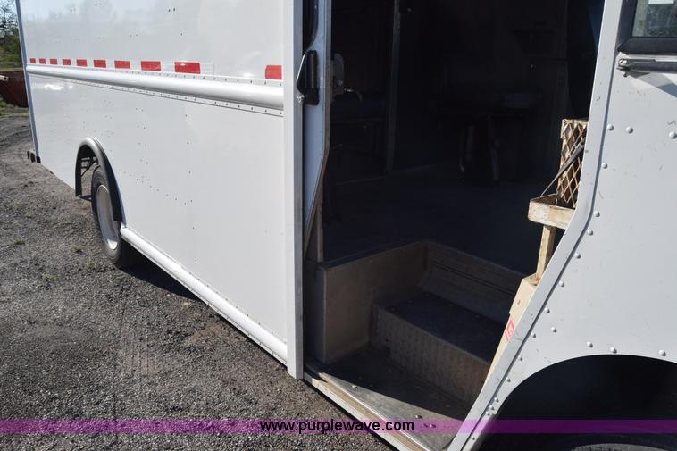 image for item L3804 2006 Freightliner MT55 Utilimaster delivery truck