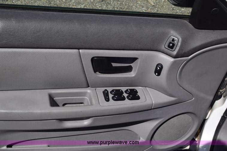 image for item L3808 2006 Ford Taurus SE