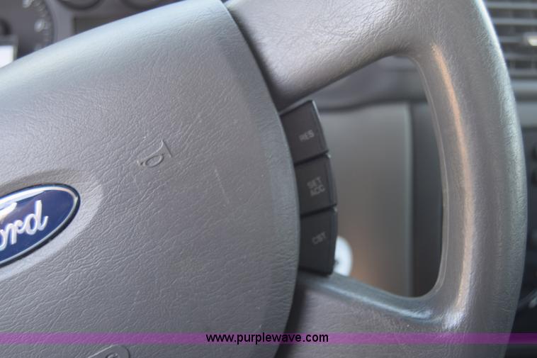 image for item L3808 2006 Ford Taurus SE