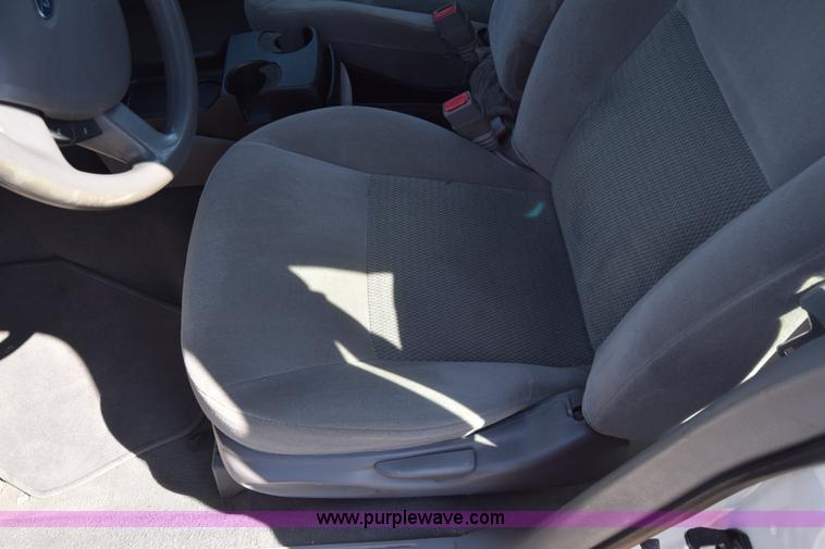 image for item L3808 2006 Ford Taurus SE