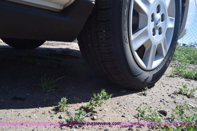 image for item L3808 2006 Ford Taurus SE