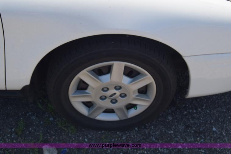 image for item L3808 2006 Ford Taurus SE