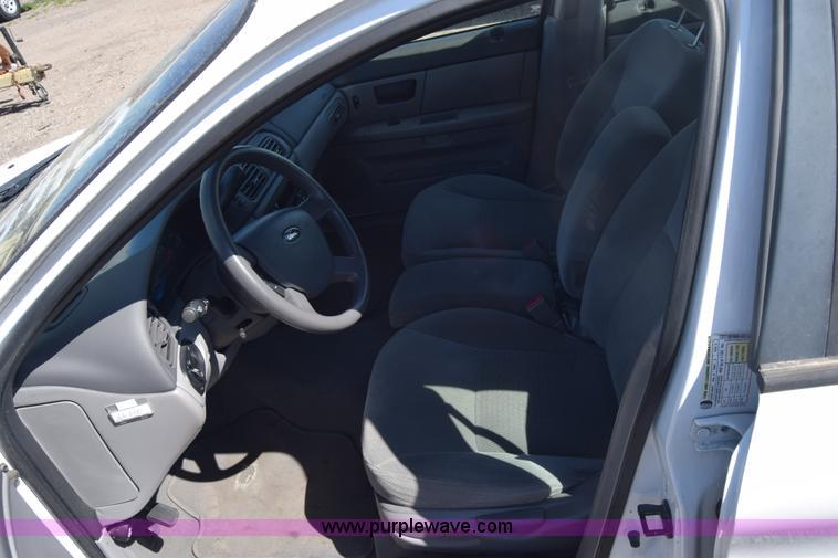 image for item L3809 2006 Ford Taurus SE