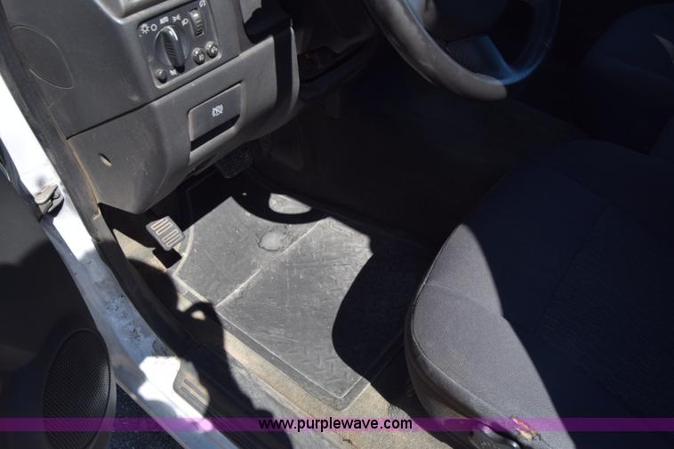 image for item L3810 2006 Chevrolet Colorado Ext. Cab pickup truck