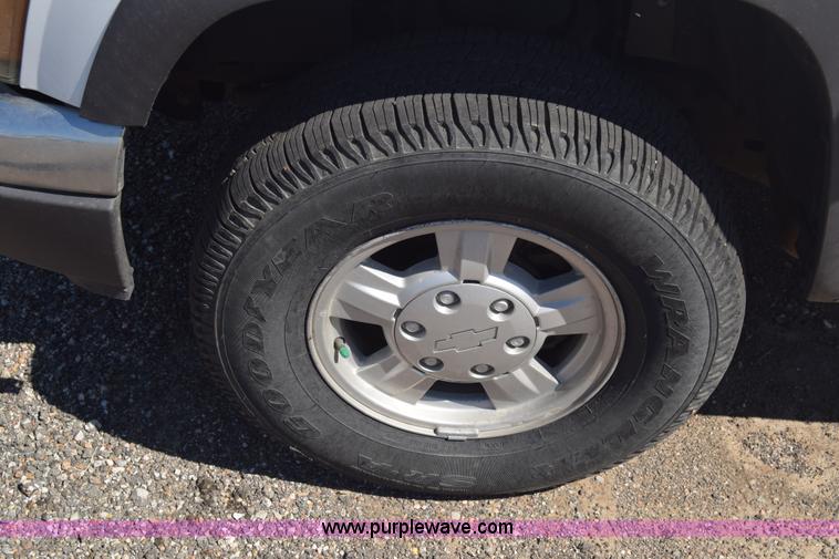 image for item L3810 2006 Chevrolet Colorado Ext. Cab pickup truck