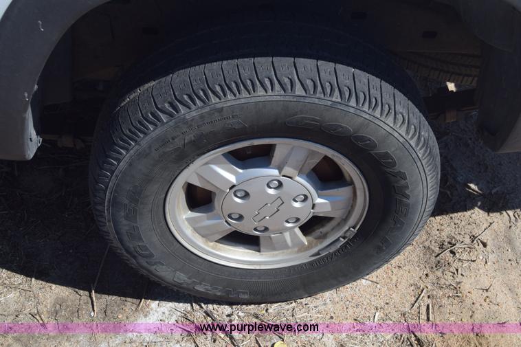 image for item L3810 2006 Chevrolet Colorado Ext. Cab pickup truck