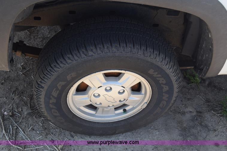 image for item L3810 2006 Chevrolet Colorado Ext. Cab pickup truck