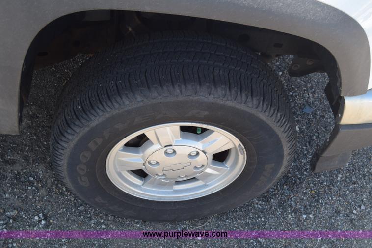 image for item L3810 2006 Chevrolet Colorado Ext. Cab pickup truck