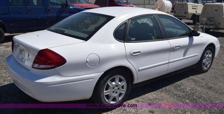 image for item L3812 2006 Ford Taurus SE