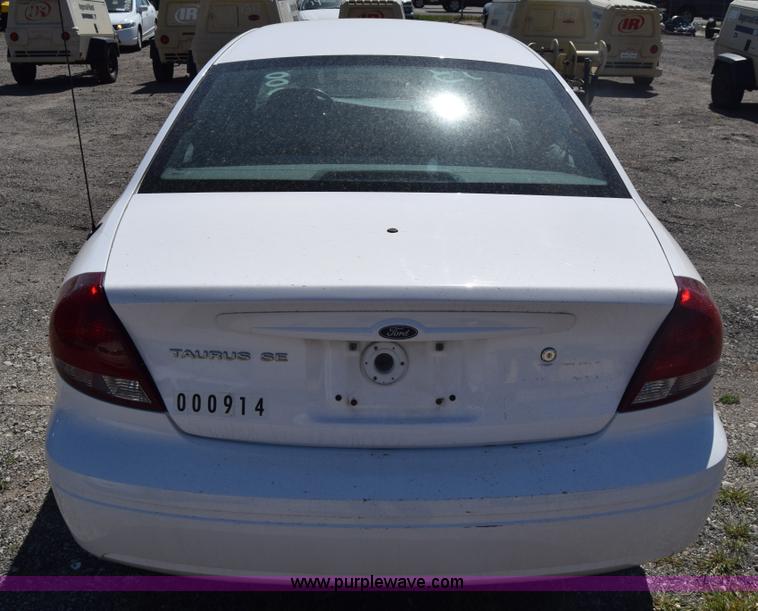 image for item L3812 2006 Ford Taurus SE