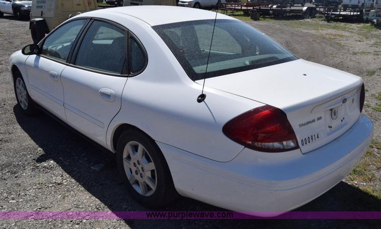 image for item L3812 2006 Ford Taurus SE