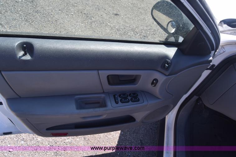 image for item L3812 2006 Ford Taurus SE