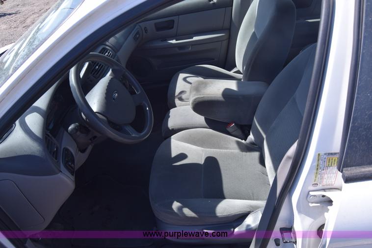 image for item L3812 2006 Ford Taurus SE