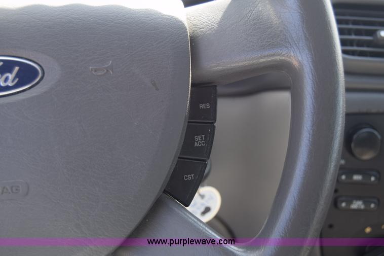 image for item L3812 2006 Ford Taurus SE