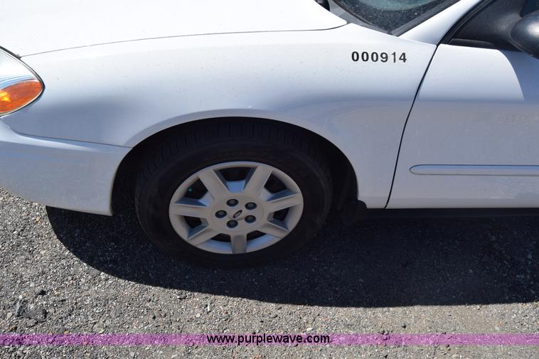 image for item L3812 2006 Ford Taurus SE