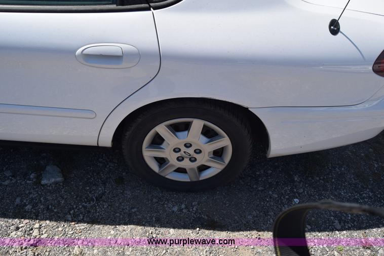 image for item L3812 2006 Ford Taurus SE