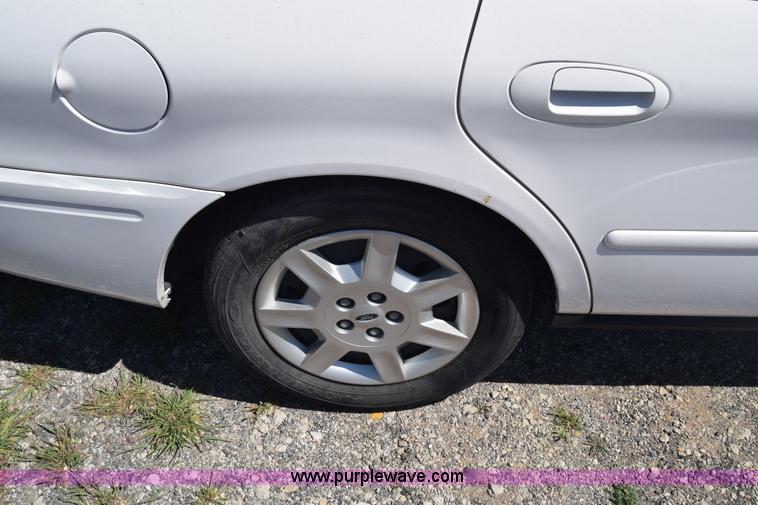 image for item L3812 2006 Ford Taurus SE