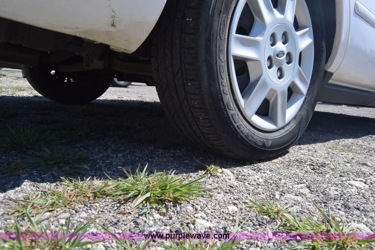 image for item L3812 2006 Ford Taurus SE