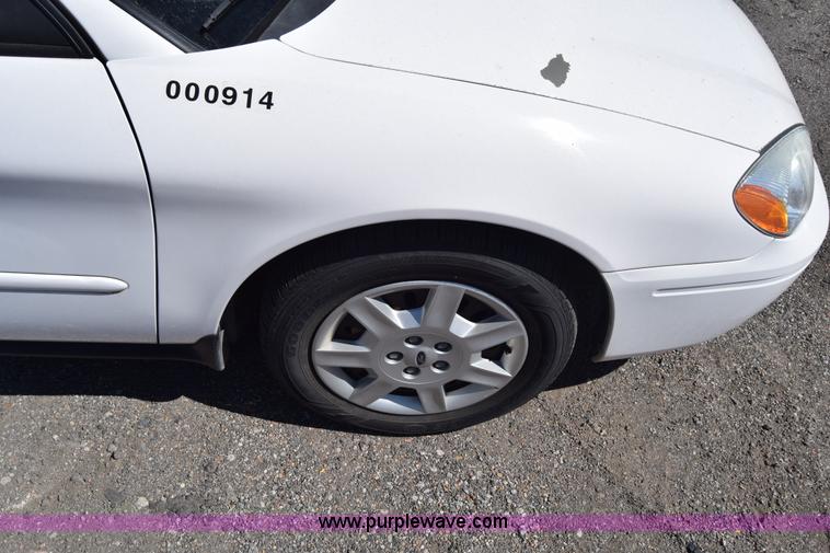 image for item L3812 2006 Ford Taurus SE