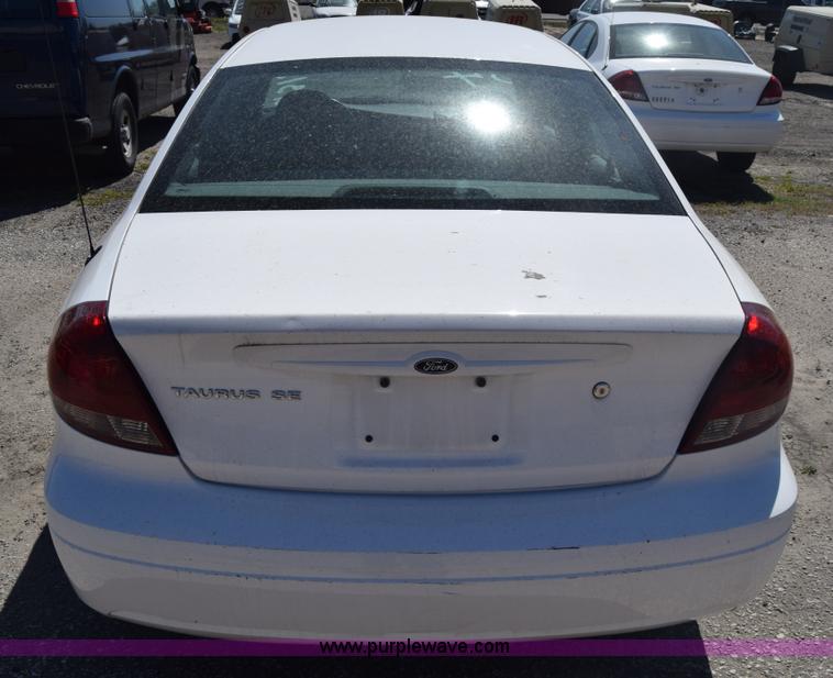 image for item L3813 2007 Ford Taurus SE
