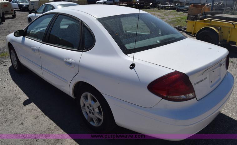 image for item L3813 2007 Ford Taurus SE