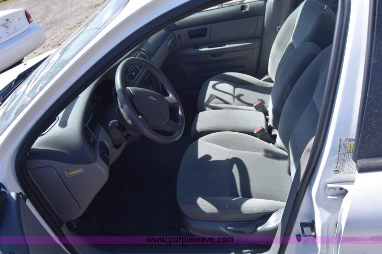 image for item L3813 2007 Ford Taurus SE