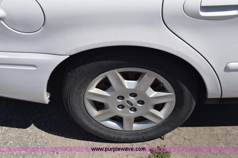 image for item L3813 2007 Ford Taurus SE