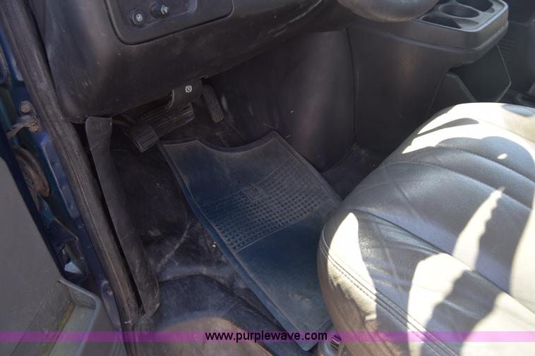 image for item L3814 2003 Chevrolet Express 2500 Cargo van