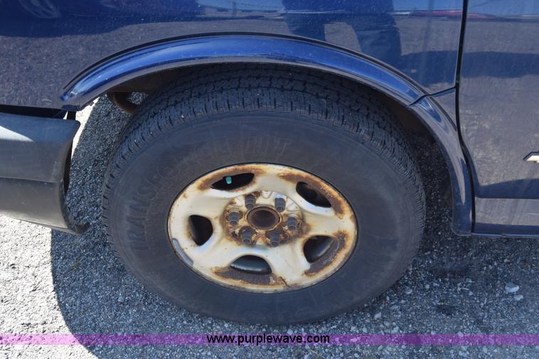 image for item L3814 2003 Chevrolet Express 2500 Cargo van