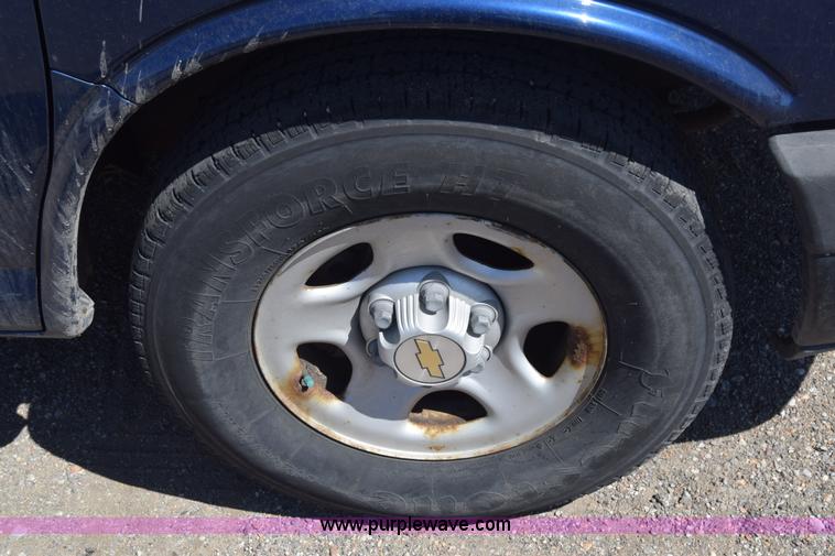 image for item L3814 2003 Chevrolet Express 2500 Cargo van