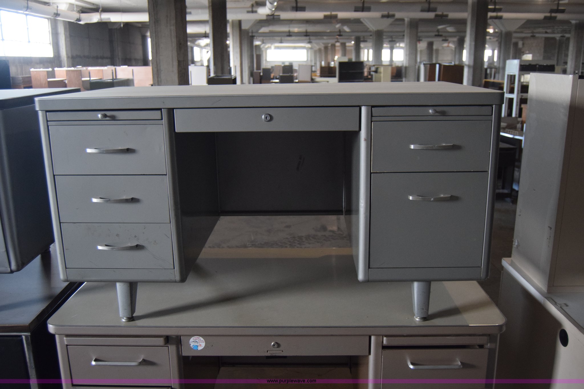 (13) office desks in Wichita, KS Item BF9952 sold Purple Wave