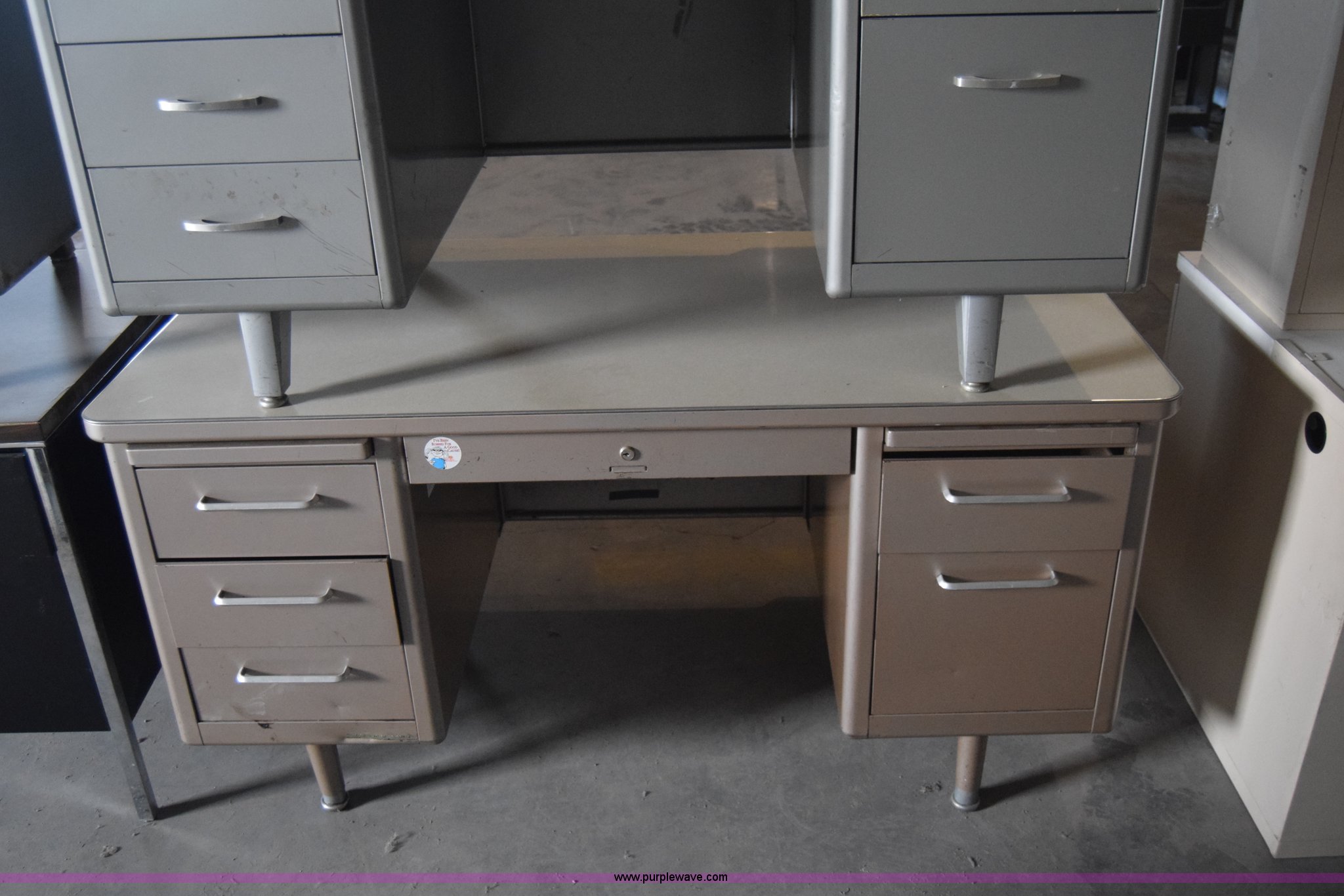 (13) office desks in Wichita, KS Item BF9952 sold Purple Wave