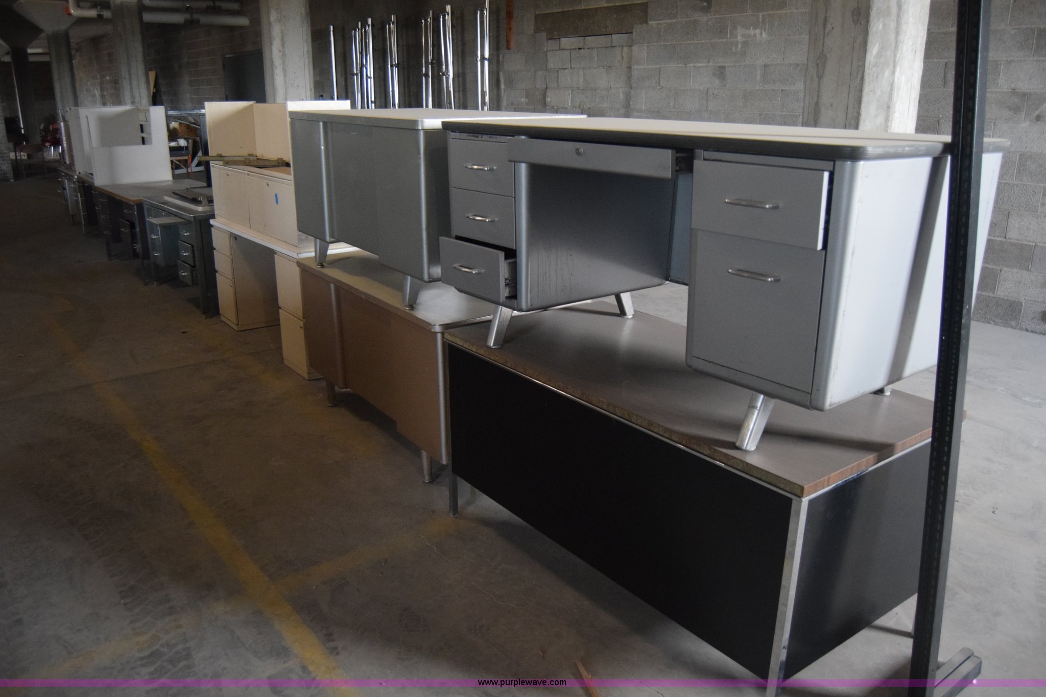 (13) office desks in Wichita, KS Item BF9952 sold Purple Wave