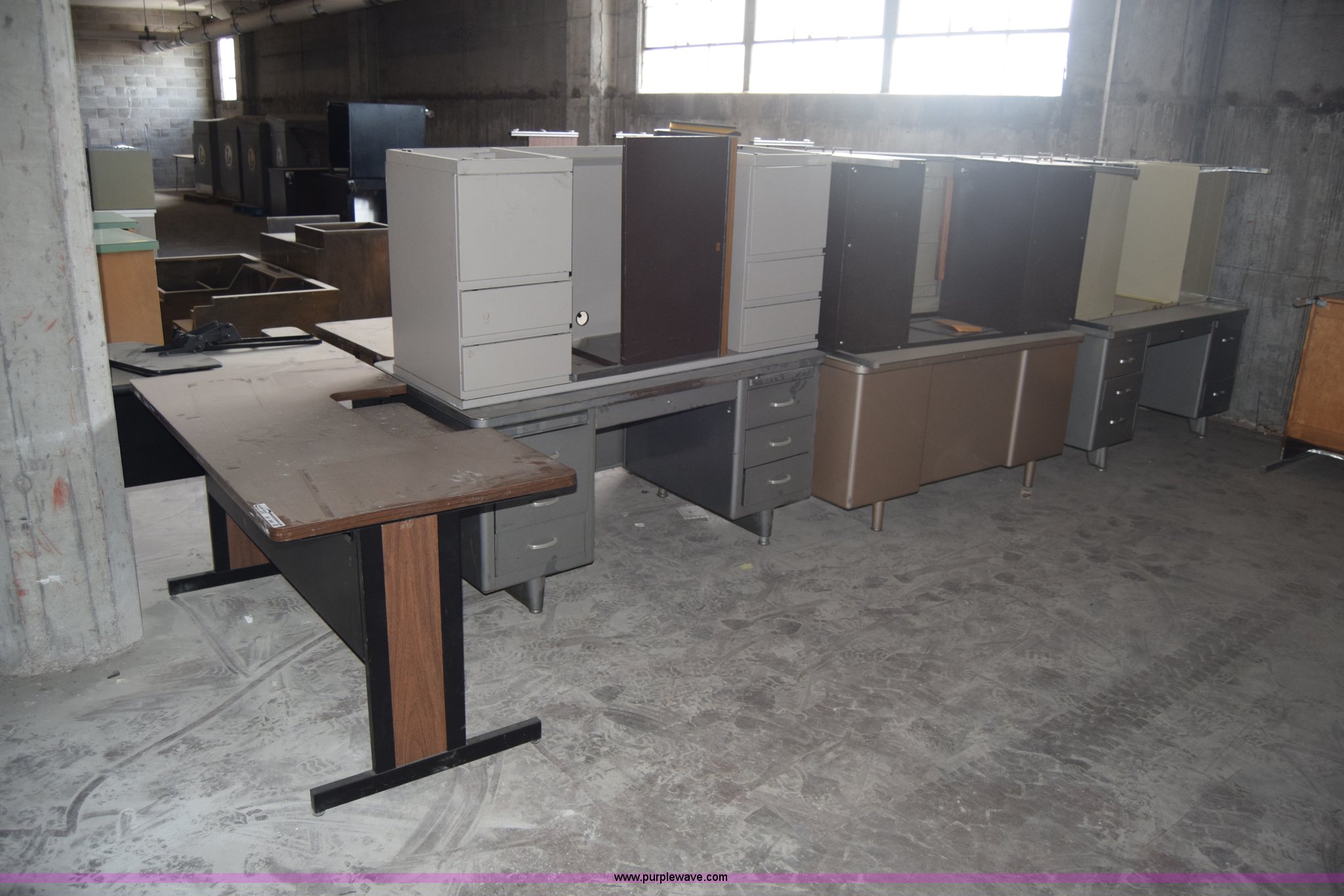 (11) office desks in Wichita, KS Item BF9961 sold Purple Wave