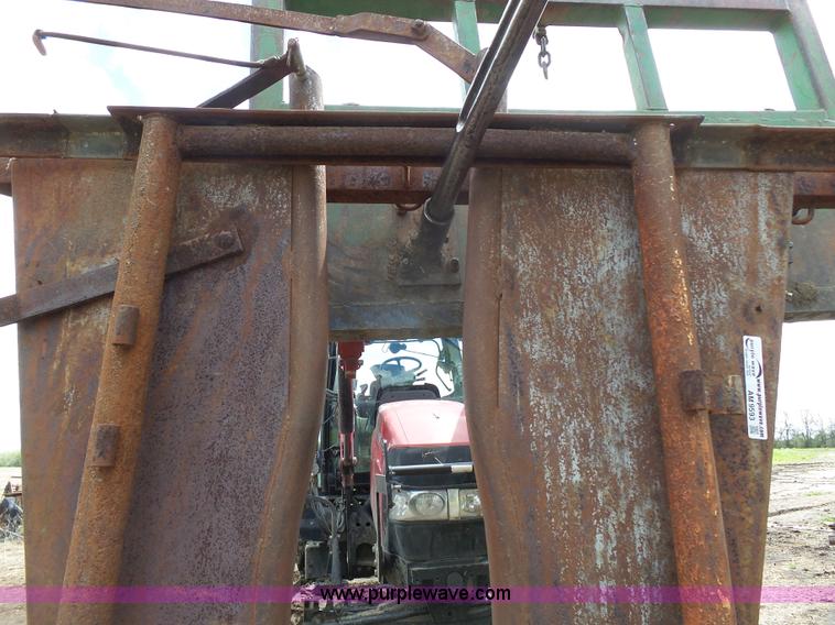 image for item AM9593 Cattle chute head gate