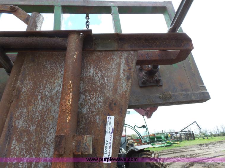 image for item AM9593 Cattle chute head gate