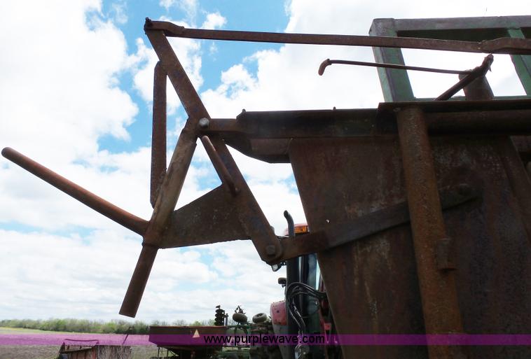 image for item AM9593 Cattle chute head gate