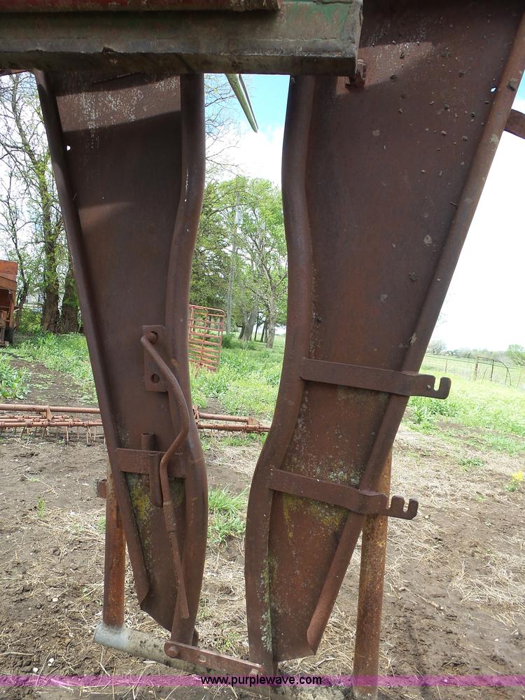 image for item AM9593 Cattle chute head gate