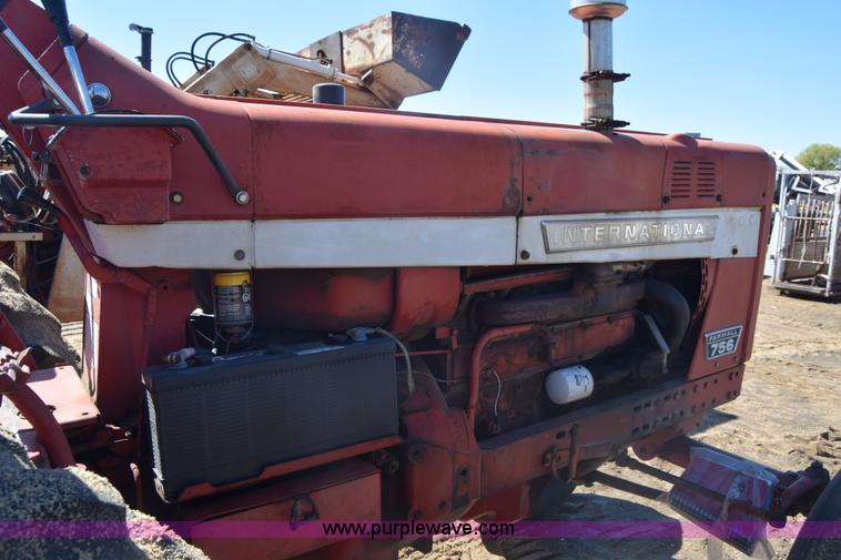 image for item AW9816 International 756 tractor