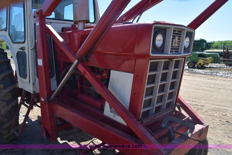 image for item AW9823 International 1066 tractor