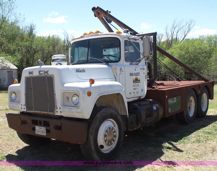 image for item BZ9092 1981 Mack R686ST yard truck