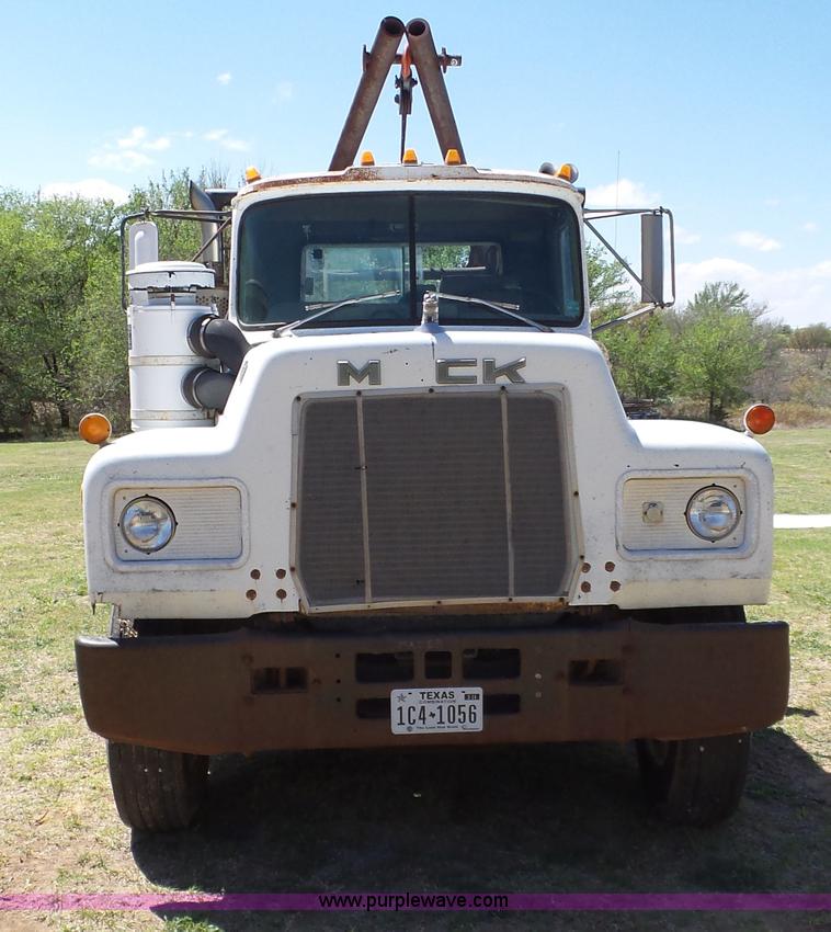 image for item BZ9092 1981 Mack R686ST yard truck