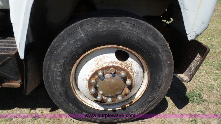 image for item BZ9092 1981 Mack R686ST yard truck