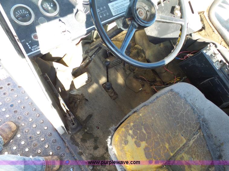 image for item G3747 SpraCoupe 220 self-propelled sprayer