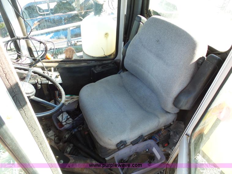 image for item G3748 SpraCoupe 220 self-propelled sprayer